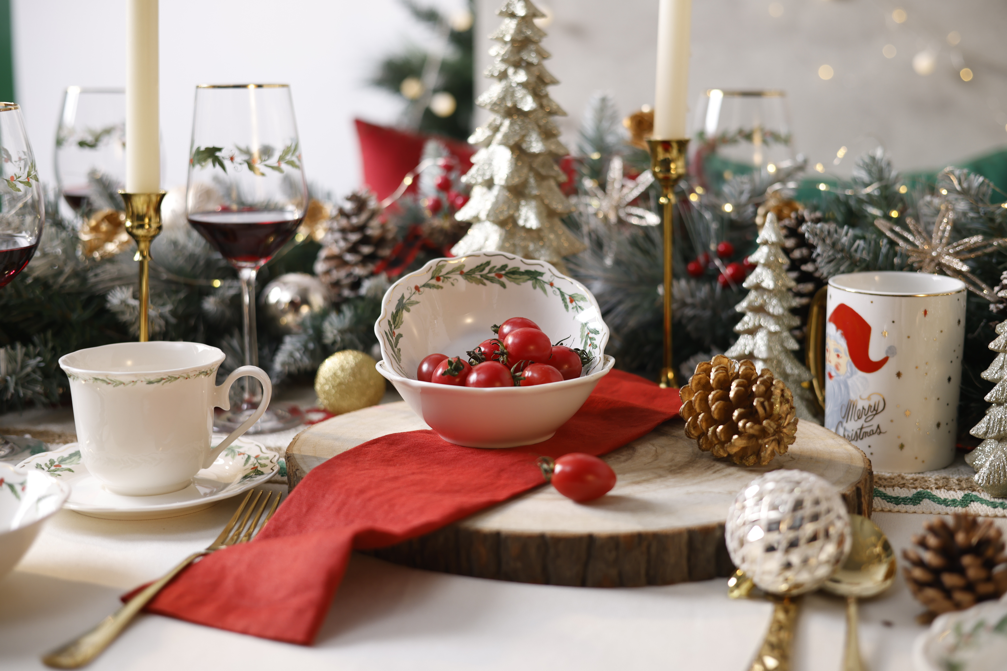 Christmas tableware with metallic Christmas ornaments